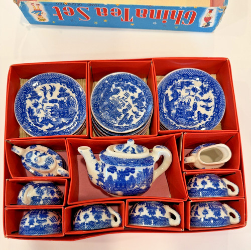 Blue willow pattern vintage - blue,